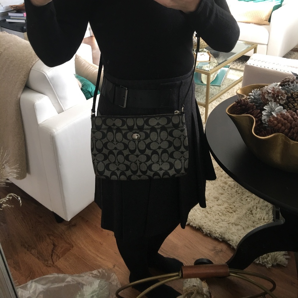 PRICE DROP!! {COACH} Signature Blk/silver Crossbody with Pop-Up Pouch